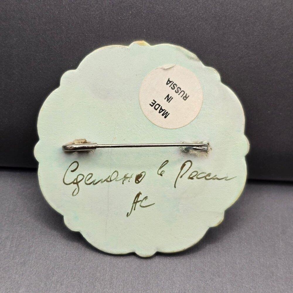 Vintage Hand Painted Russian Lacquer Brooch Wood Signed Scalloped 2" - Picture 3 of 5